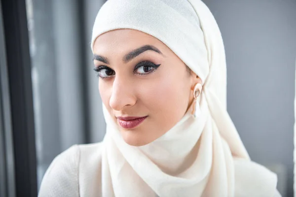 Close Retrato Bela Jovem Mulher Muçulmana Sorrindo Para Câmera — Fotografia de Stock