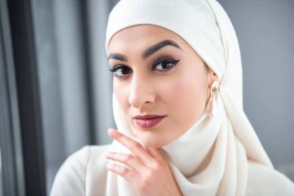 Gyönyörű Fiatal Muzulmán Keresi Kamera Közeli Portréja — Stock Fotó