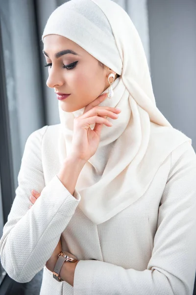 Portrét Zamyšlený Mladé Muslimské Ženy Doma Při Pohledu Dolů — Stock fotografie