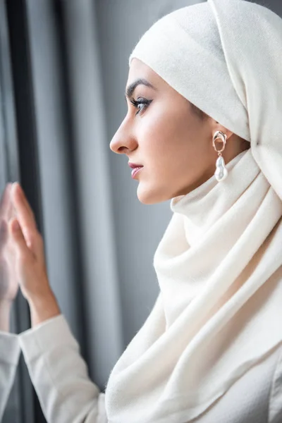 Vista Lateral Hermosa Joven Musulmana Mujer Mirando Ventana — Foto de Stock