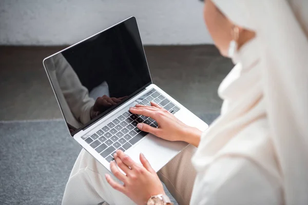 Tiro Recortado Jovem Mulher Muçulmana Usando Laptop Com Tela Branco — Fotografia de Stock