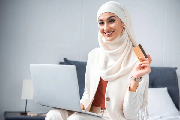 Hermosa Joven Musulmana Mujer Con Tarjeta Crédito Portátil Sonriendo Cámara — Foto de Stock