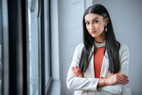 Bela Menina Elegante Com Braços Cruzados Olhando Para Câmera — Fotografia de Stock