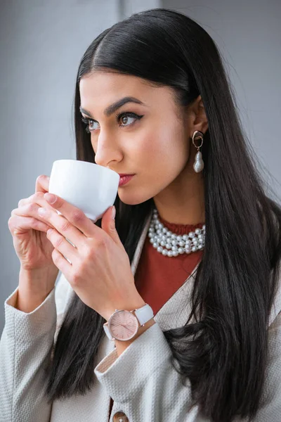 Elegante Jonge Vrouw Drinken Koffie Zoek Weg — Stockfoto