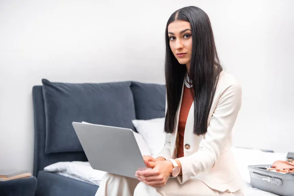 Bela Mulher Morena Usando Laptop Olhando Para Câmera Quarto — Fotografia de Stock