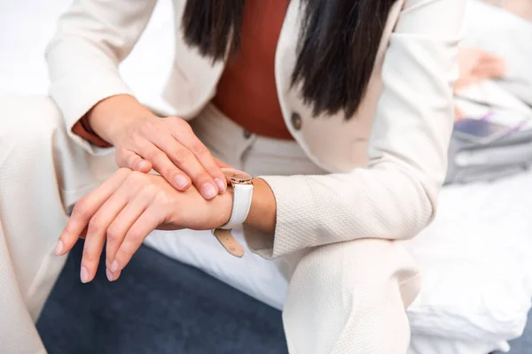 Recortado Disparo Elegante Morena Chica Sentada Cama Comprobación Reloj Pulsera — Foto de Stock