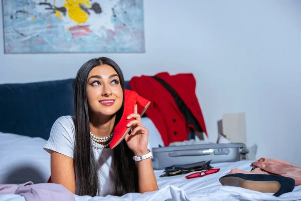 Bella Ragazza Bruna Sorridente Che Tiene Scarpa Rossa Distoglie Sguardo — Foto Stock