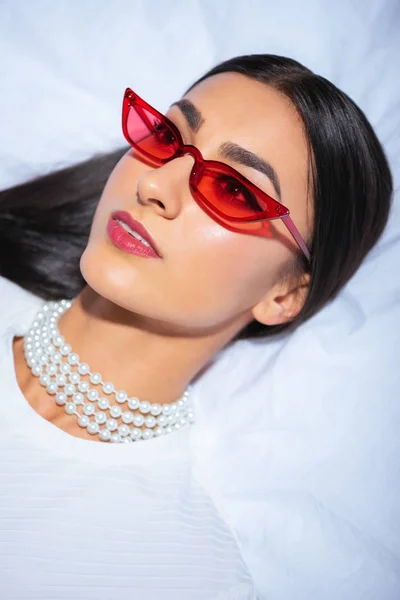 Elegante Mujer Joven Gafas Rojas Acostada Cama Mirando Hacia Otro — Foto de Stock