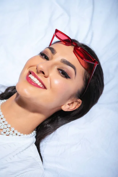 Schöne Elegante Mädchen Mit Roter Brille Auf Dem Kopf Auf — Stockfoto