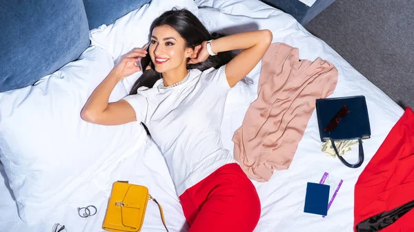 Mooie Lachende Vrouw Praten Door Smartphone Terwijl Liggend Bed Met — Stockfoto