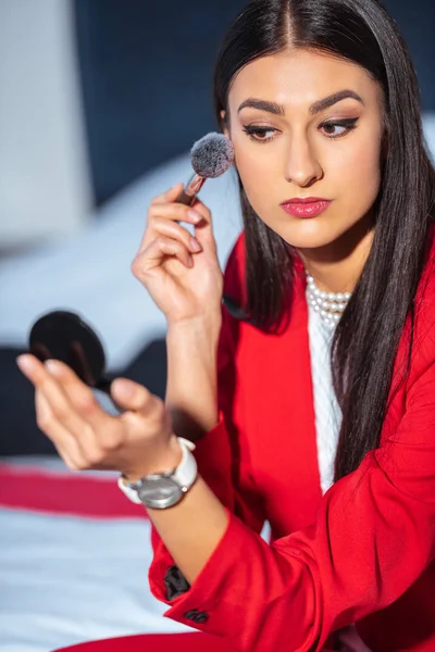 Schöne Brünette Mädchen Make Und Blick Auf Kleinen Spiegel — Stockfoto