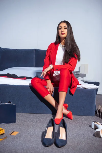 Bela Mulher Morena Moda Terno Vermelho Sentado Cama Olhando Para — Fotografia de Stock