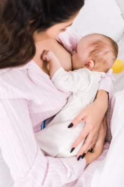 Genç anne emzirme küçük bebek evde