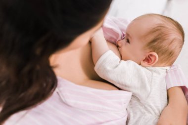 anne emzirme kısmi görünümü küçük bebek evde