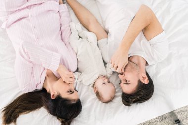 mutlu bir aile ile birlikte yatakta yatarken bebek havai görünümü
