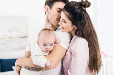 Evde küçük oğlu olan genç bir aile.