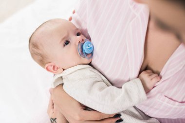 küçük bebek emziği ile kısmi görünümünü anneler ellerine