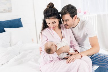 Genç adam kucaklama karısıyla evde elleri küçük oğlu
