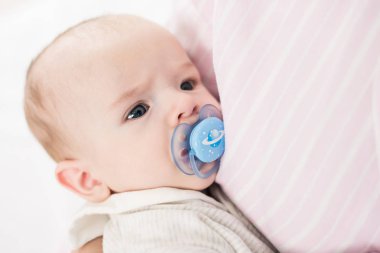 küçük bebek emziği ile kısmi görünümünü anneler ellerine