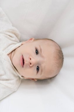 kameraya bakarak bebek havai görünümü