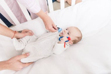 Anne bebek beşik evde yakınındaki kısmi görünümü