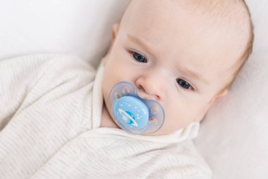 küçük bebek emziği ile portresi