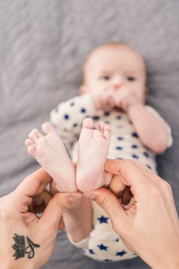 küçük oğulları ayakları elinde tutan babası kadeh kırpılmış
