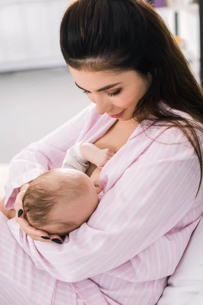 Jeune Mère Allaitant Petit Bébé Maison — Photo