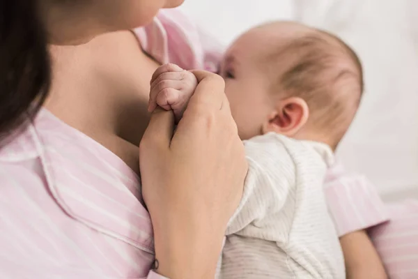 母親の母乳の部分的なビュー自宅の小さな赤ちゃん — ストック写真