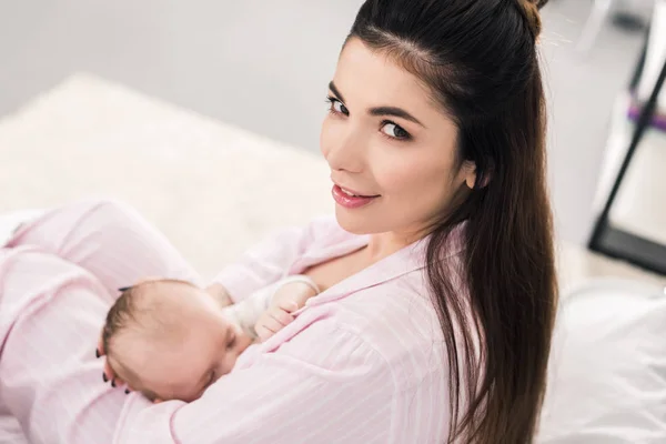 Visão Lateral Jovem Mãe Amamentando Bebê Casa — Fotografia de Stock