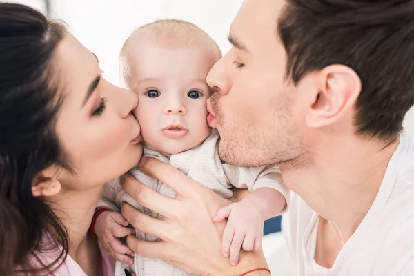 Retrato Los Padres Besando Pequeño Bebé Juntos —  Fotos de Stock