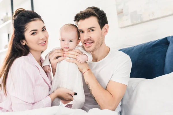 Padres Pequeño Bebé Descansando Cama Juntos Casa —  Fotos de Stock