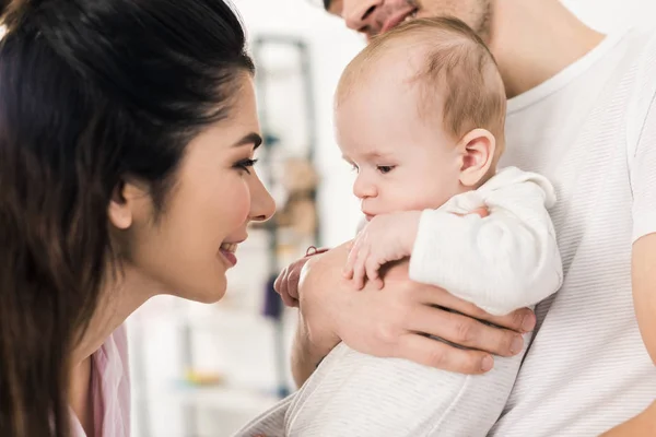 Sonriente Madre Mirando Pequeño Hijo Padres Manos Casa — Foto de Stock