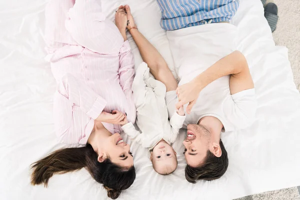 Vue Aérienne Famille Heureuse Avec Petit Bébé Couché Sur Lit — Photo