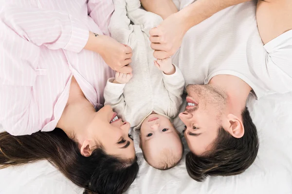 Vista Aérea Familia Feliz Con Pequeño Bebé Acostado Cama Juntos — Foto de Stock