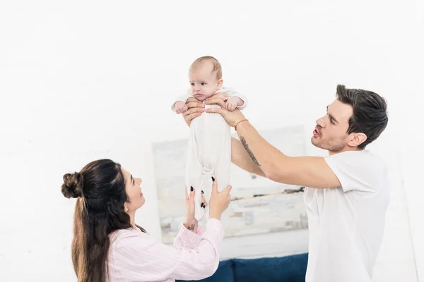 Família Jovem Com Filho Casa — Fotografia de Stock