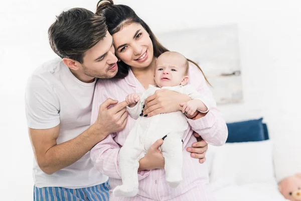 Retrato Homem Abraçando Sorridente Esposa Com Filho Pequeno Mãos Casa — Fotografia de Stock