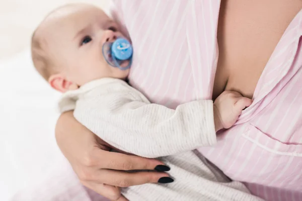 Visão Parcial Bebê Com Chupeta Nas Mãos Das Mães — Fotografia de Stock