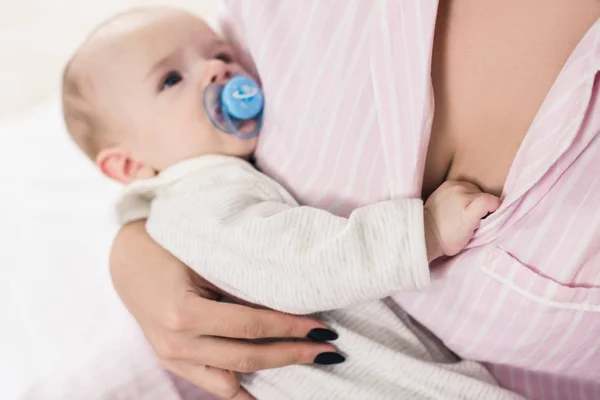 Vista Parcial Del Pequeño Bebé Con Chupete Las Manos Las — Foto de Stock