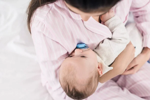 Partial View Little Baby Pacifier Mothers Hands — Stock Photo, Image