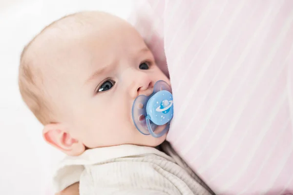 Gedeeltelijke Weergave Van Kleine Baby Met Fopspeen Moeders Handen — Stockfoto