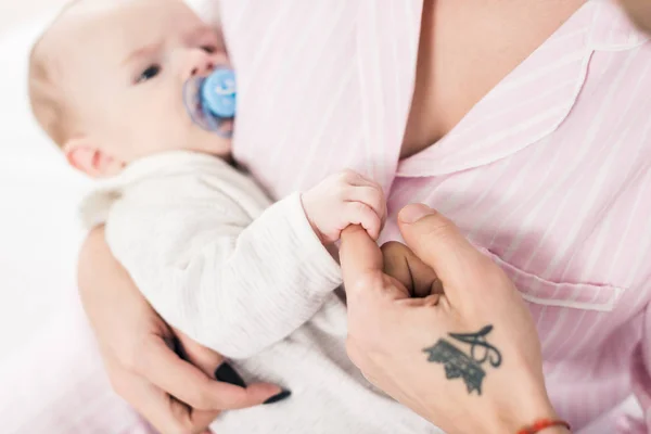 Cropped Shot Baby Holding Fathers Finger While Resting Mothers Hands — Stock Photo, Image