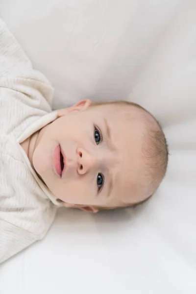 Blick Von Oben Auf Entzückendes Baby Das Die Kamera Schaut — Stockfoto