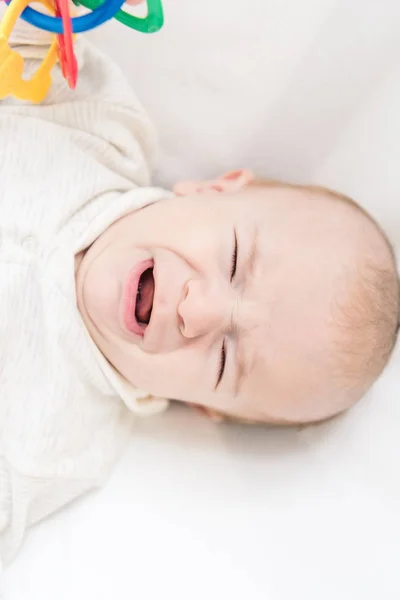 Visão Aérea Pouco Bebê Chorando Com Brinquedo — Fotografia de Stock