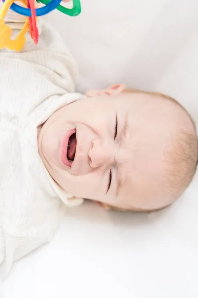 Blick Aus Der Vogelperspektive Auf Kleines Schreiendes Baby Mit Spielzeug — Stockfoto