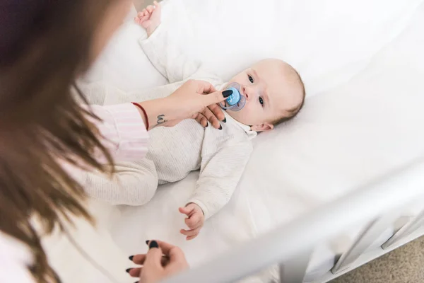 Visão Parcial Mãe Perto Bebê Com Chupeta Berço — Fotografia de Stock