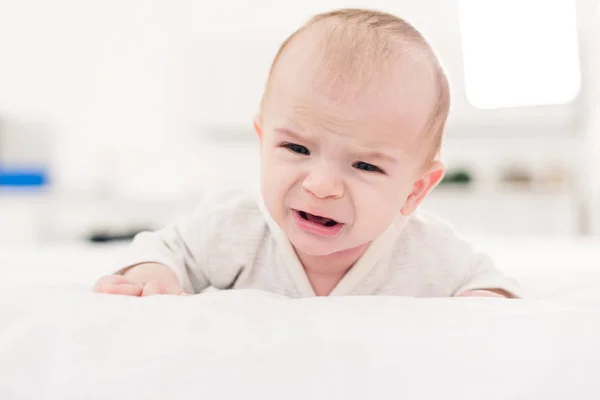 Kis Baby Boy Ágyon Fekve Sírva Portréja — Stock Fotó