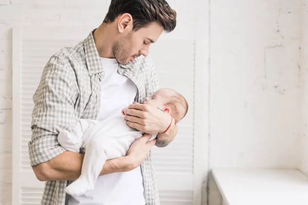 Genç Adam Holding Uyuyan Bebek Elinde Portresi — Stok fotoğraf