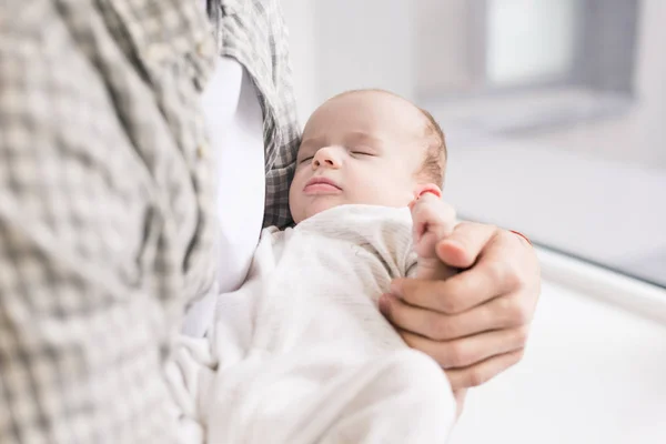 Beskuren Bild Far Håller Söt Lilla Sovande Son Händer — Stockfoto