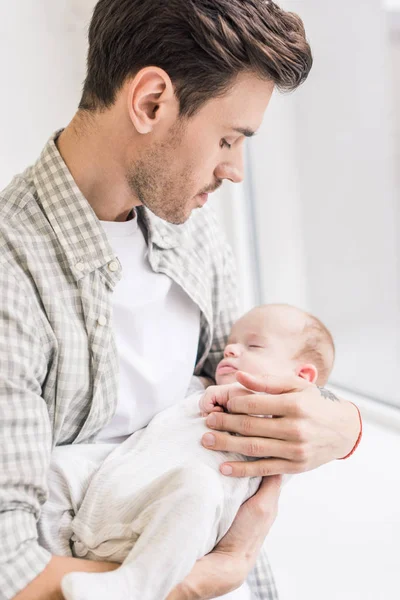 Genç Adam Holding Uyuyan Bebek Elinde Portresi — Stok fotoğraf